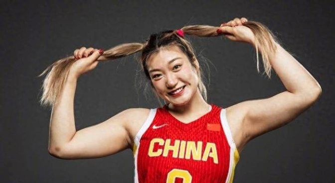 令人惊叹的足球比赛，女选手实力爆发